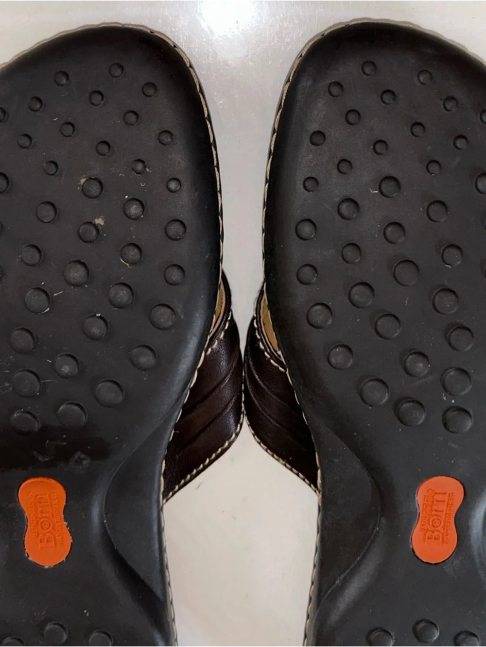 NWOB Born Woman’s Brown Leather Thong Flip Flop Sandal - Picture 10 of 10